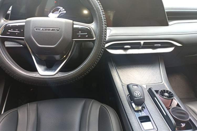 Used Venucia V 2022 260T Black Horse Edition · Idol Center Console