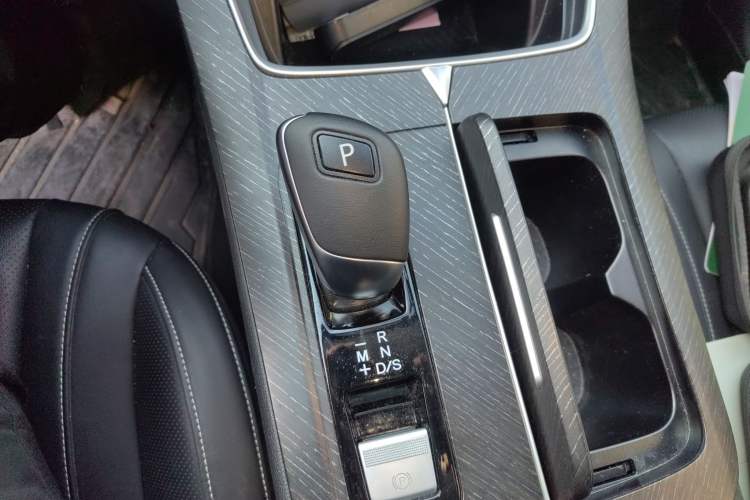 Used Venucia V 2022 260T Black Horse Edition · Idol Gear Lever