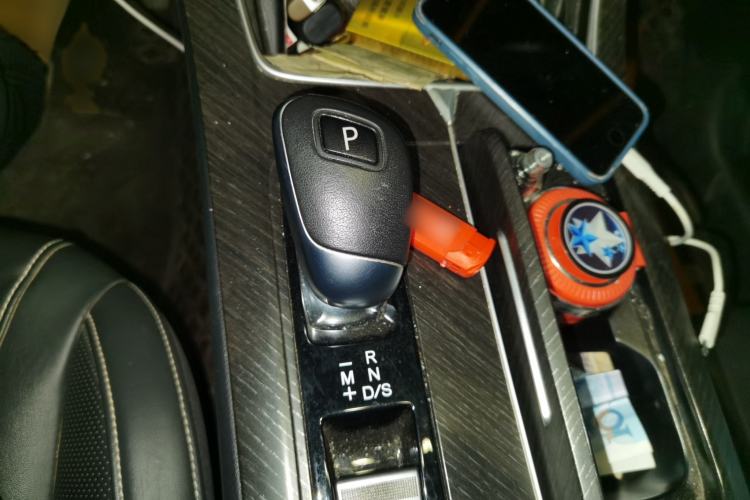 Used Venucia V 2022 260T Black Horse Edition · Idol Gear Lever