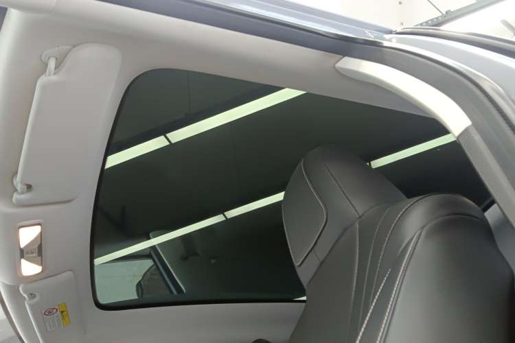 Used Venucia V 2022 260T Black Horse Edition · Idol Headliner