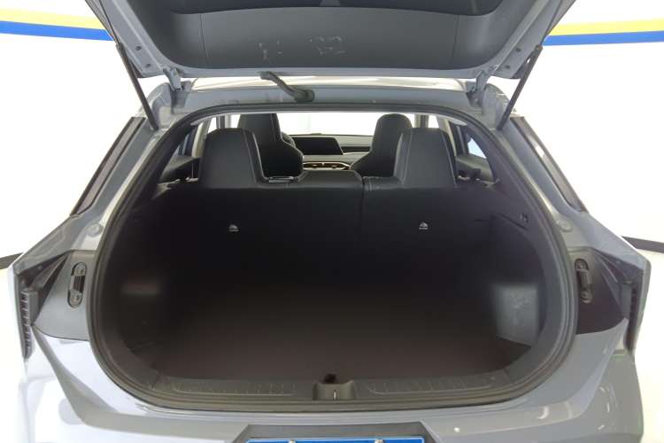 Used Venucia V 2022 260T Black Horse Edition · Idol Trunk