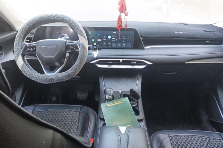 Used Venucia V 2022 260T Black Horse Edition · Idol Center Console