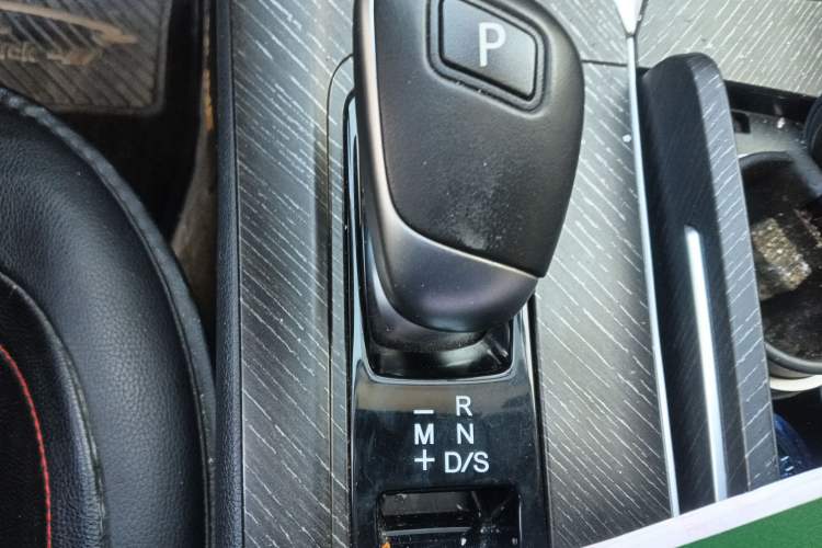 Used Venucia V 2022 260T Black Horse Edition · Idol Gear Lever