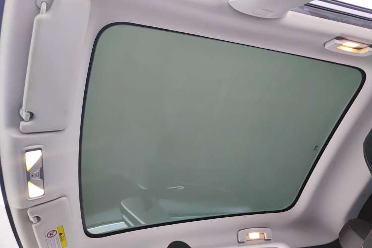 Used Venucia V 2022 260T Black Horse Edition · Idol Headliner
