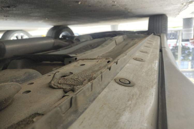 Used Venucia V 2022 260T Black Horse Edition – Top-Tier Choice Left Side Sill