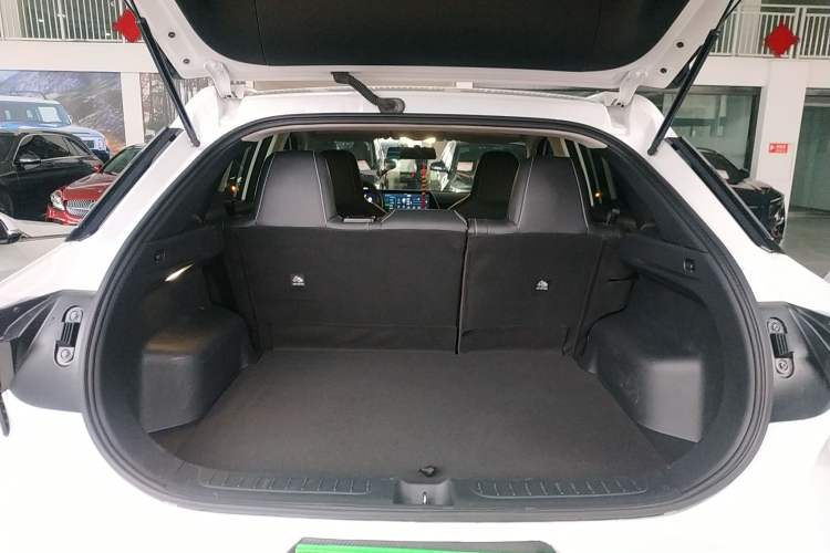 Used Venucia V 2022 260T Black Horse Edition · Idol Trunk