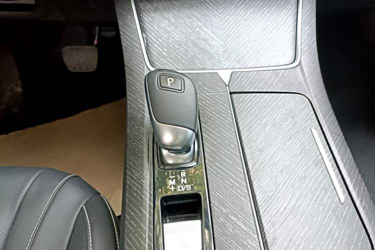 Used Venucia V 2023 260T Black Horse Edition Pro Gear Lever