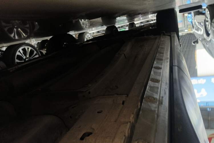 Used Venucia V 2023 260T Idol Edition Pro Left Side Sill