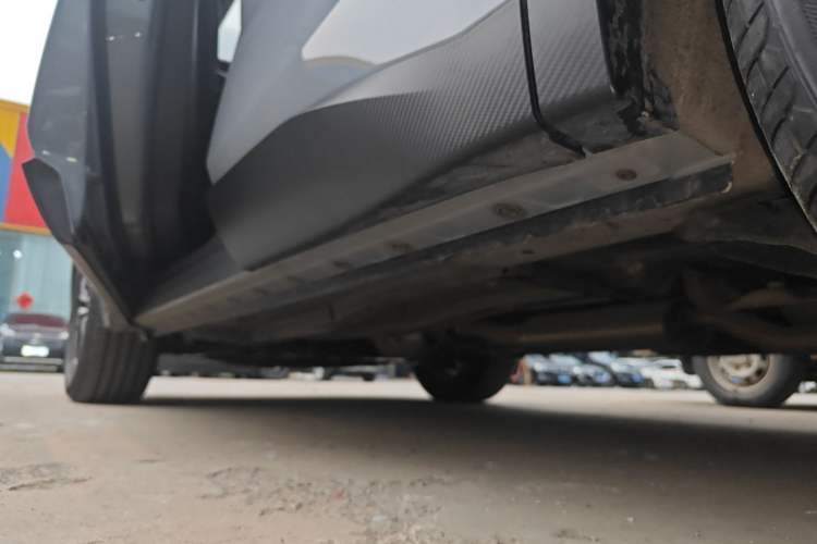 Used Venucia V 2023 260T Idol Edition Pro Left Side Sill