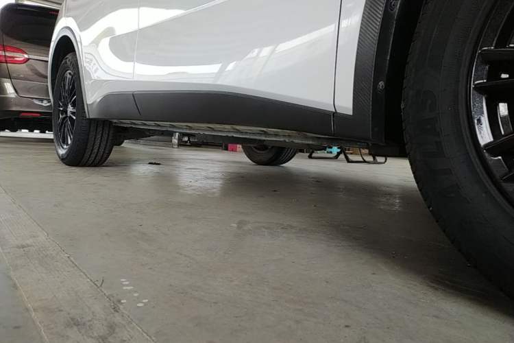 Used Venucia V 2023 260T Idol Edition Pro Right Side Sill