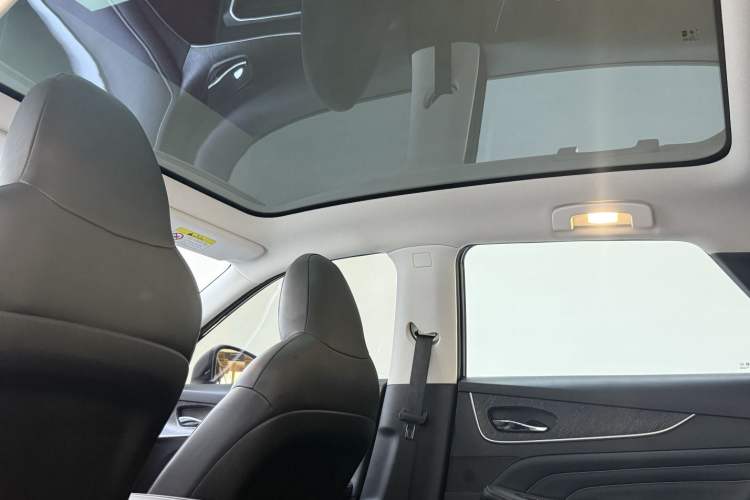 Used Venucia V DD-i 2023 110 km iE Version Headliner