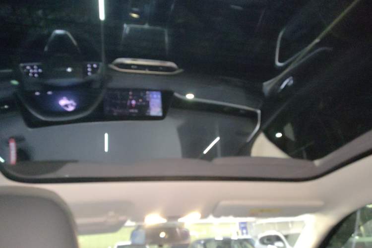 Used Venucia V DD-i 2023 60km iD Version Headliner
