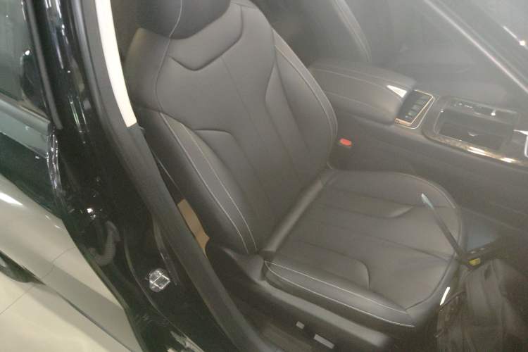 Used Venucia V DD-i 2023 60km iD Version Right Front Seat