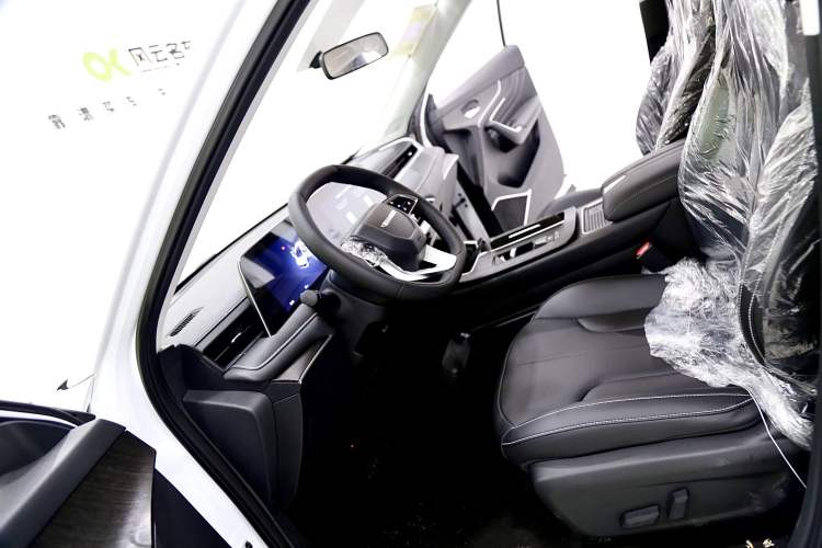Used Venucia V DD-i 2023 60km iD Version Interior 2