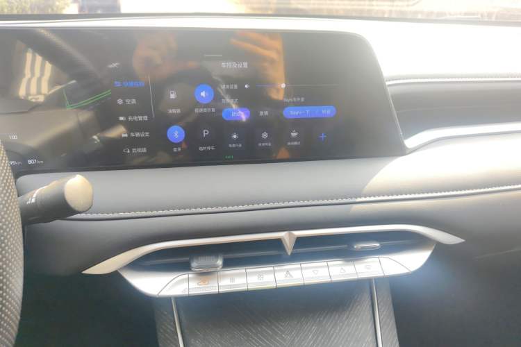 Used Venucia V DD-i 2023 110 km iE Version Audio And AC Panel