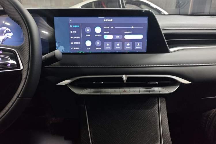 Used Venucia V DD-i 2023 60km iD Version Audio And AC Panel