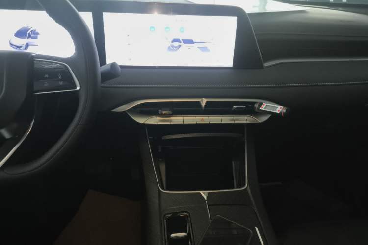 Used Venucia V DD-i 2023 60km iD Version Audio And AC Panel