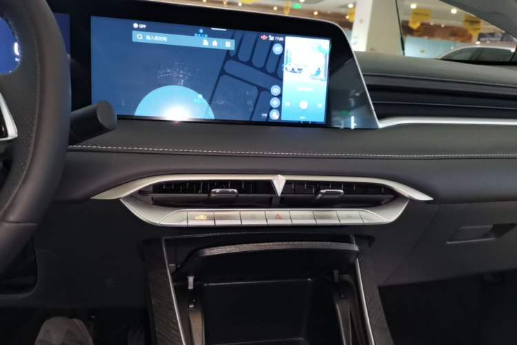 Used Venucia V DD-i 2023 60km iD Version Audio And AC Panel