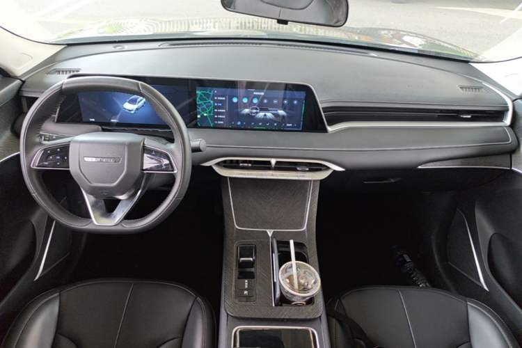 Used Venucia V DD-i 2023 110 km iE Version Center Console