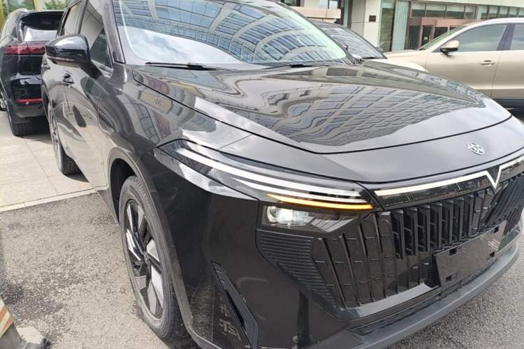 Used Venucia V DD-i 2023 110 km iE Version Front Right 45 Deg