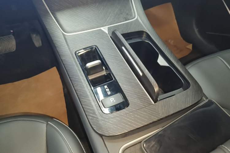 Used Venucia V DD-i 2023 110 km iE Version Gear Lever