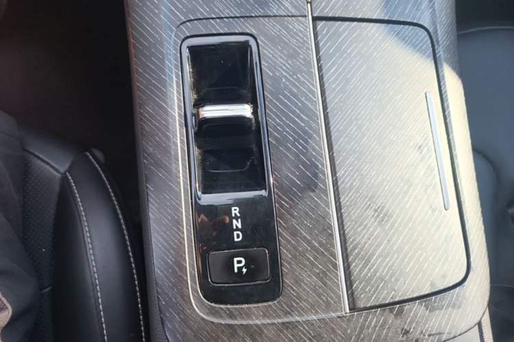 Used Venucia V DD-i 2023 110 km iE Version Gear Lever