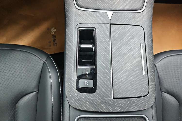 Used Venucia V DD-i 2023 110 km iE Version Gear Lever