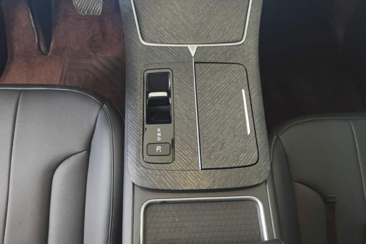 Used Venucia V DD-i 2023 60km iD Version Gear Lever