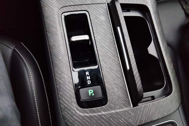 Used Venucia V DD-i 2023 110km iT Version Gear Lever