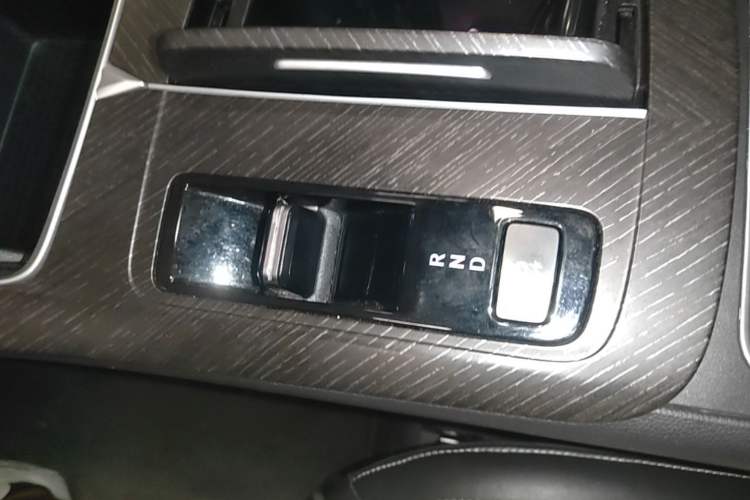 Used Venucia V DD-i 2023 110 km iE Version Gear Lever
