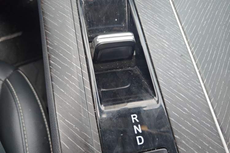Used Venucia V DD-i 2023 110 km iE Version Gear Lever