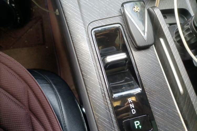 Used Venucia V DD-i 2023 110 km iE Version Gear Lever