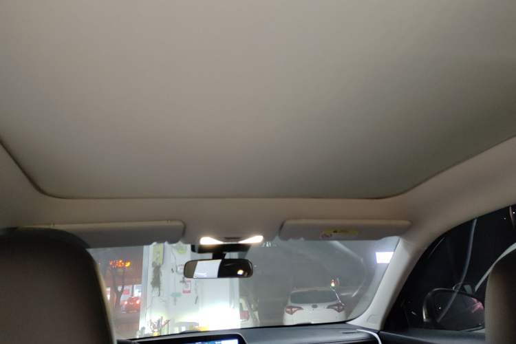 Used Venucia V DD-i 2023 60km iD Version Headliner