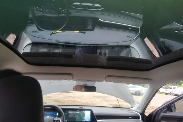 Used Venucia V DD-i 2023 60km iD Version Headliner