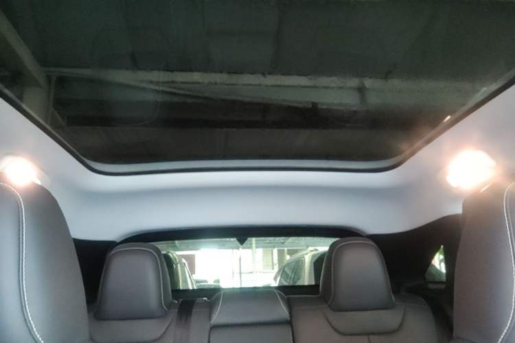 Used Venucia V DD-i 2023 110km iT Version Headliner