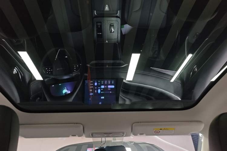 Used Venucia V DD-i 2023 60km iD Version Headliner
