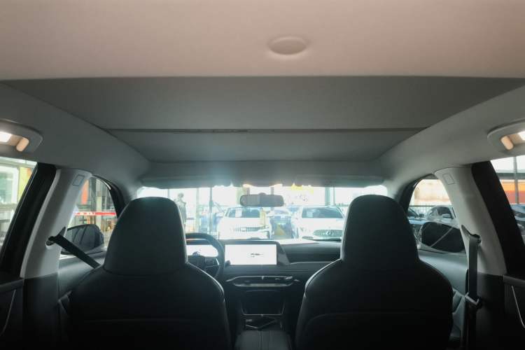 Used Venucia V DD-i 2023 60km iD Version Headliner
