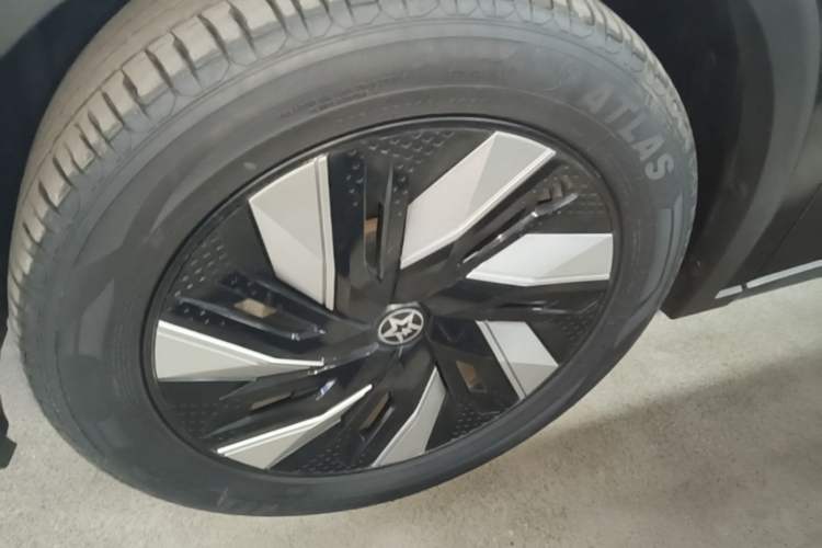 Used Venucia V DD-i 2023 110 km iE Version Left Front Wheel Hub