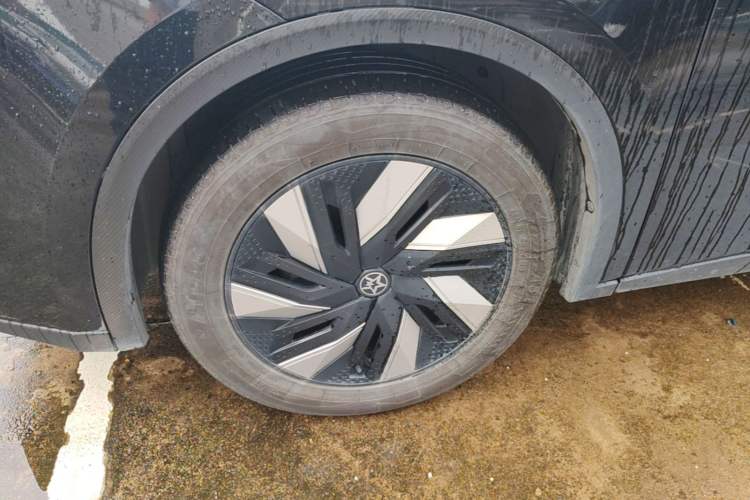 Used Venucia V DD-i 2023 110 km iE Version Left Front Wheel Hub