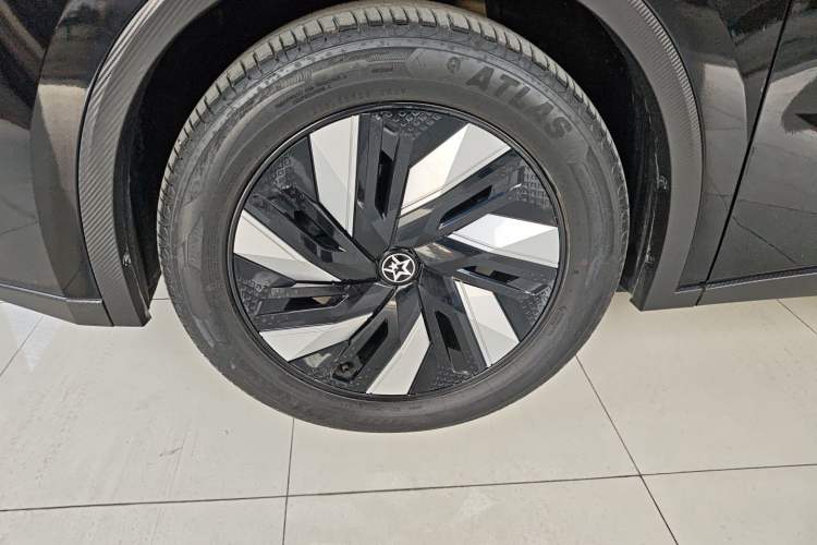 Used Venucia V DD-i 2023 110 km iE Version Left Front Wheel Hub