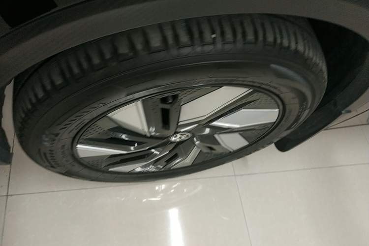 Used Venucia V DD-i 2023 110km iT Version Left Front Wheel Hub