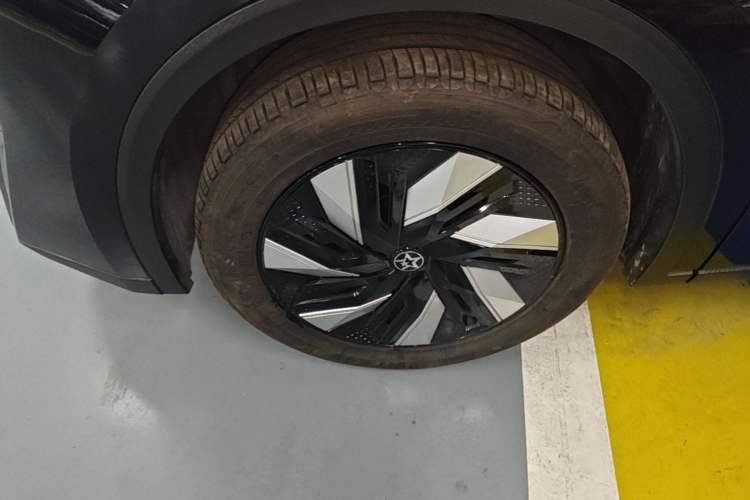 Used Venucia V DD-i 2023 110 km iE Version Left Front Wheel Hub