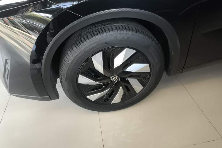 Used Venucia V DD-i 2023 60km iD Version Left Front Wheel Hub
