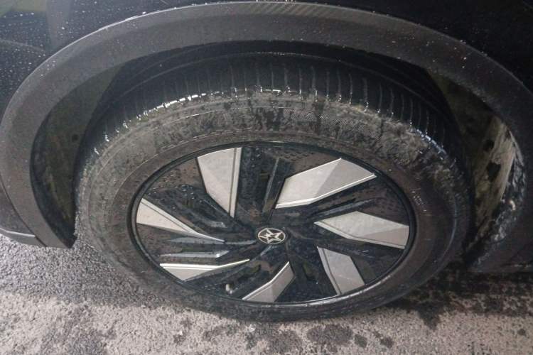 Used Venucia V DD-i 2023 110 km iE Version Left Front Wheel Hub