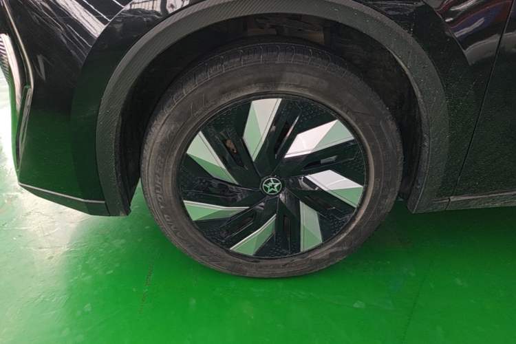 Used Venucia V DD-i 2023 110 km iE Version Left Front Wheel Hub