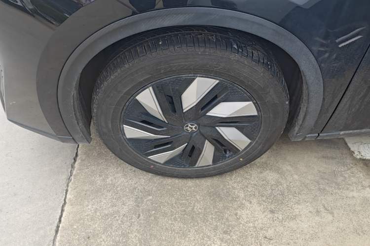 Used Venucia V DD-i 2023 110 km iE Version Left Front Wheel Hub