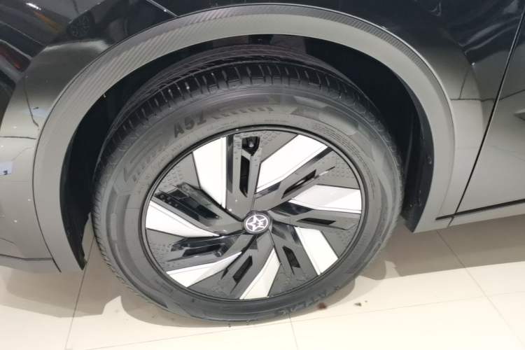 Used Venucia V DD-i 2023 60km iD Version Left Front Wheel Hub