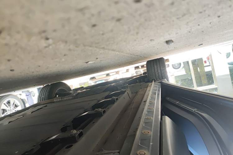 Used Venucia V DD-i 2023 60km iD Version Left Side Sill
