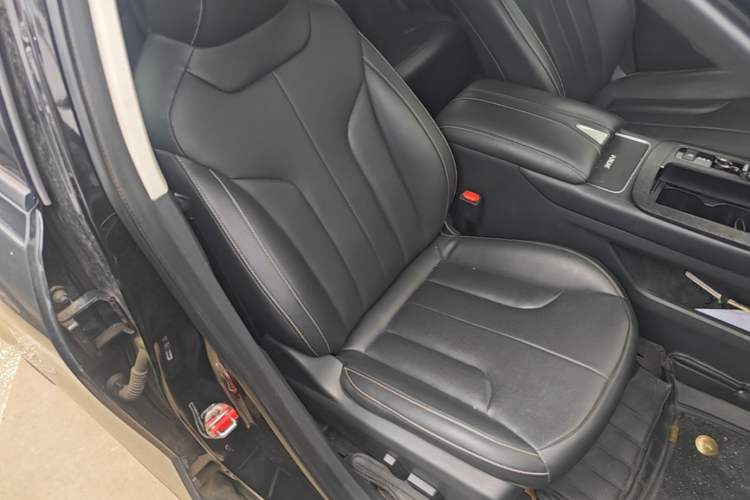 Used Venucia V DD-i 2023 110 km iE Version Right Front Seat