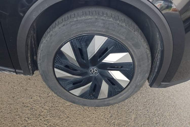 Used Venucia V DD-i 2023 110 km iE Version Right Front Wheel Hub